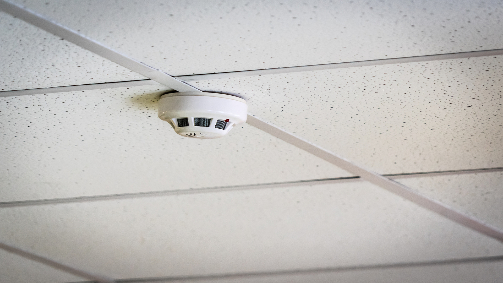 Пожарная сигнализация: надежная защита от огня для вашего дома и бизнеса