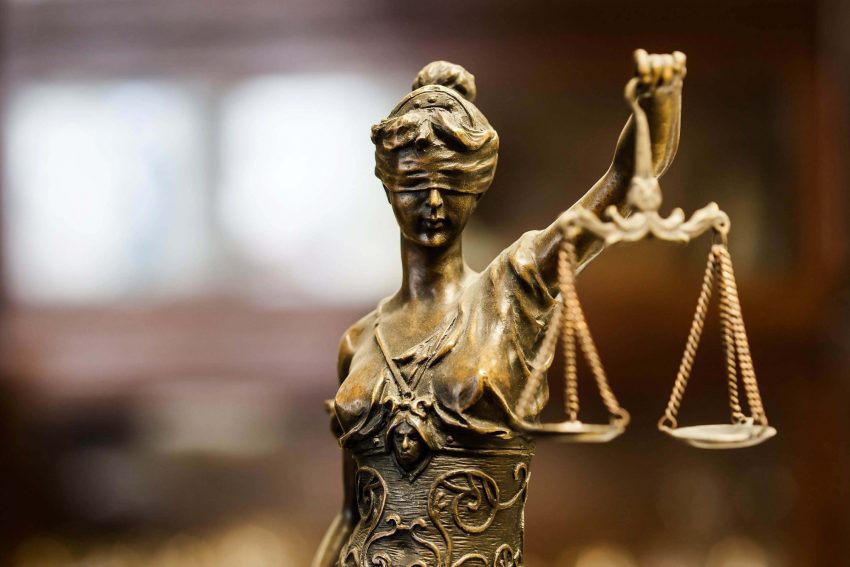 Адвокат у кримінальній справі: захист прав на кожному етапі
